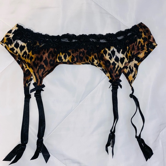 Victoria Secrets Tiger 🐅 print garter NWOT - Picture 1 of 3
